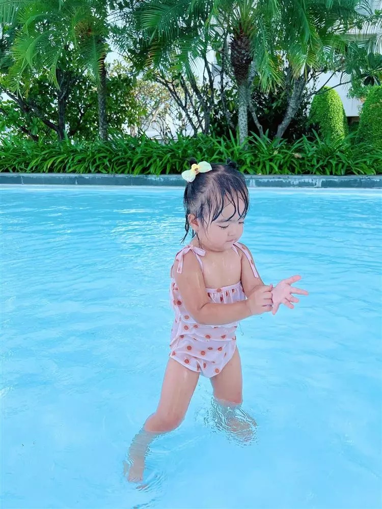 Mới 2 tuổi, con gái Mạc Văn Khoa đã sở hữu cả tủ đồ bơi cực yêu, thả dáng như người mẫu nhí - Ảnh 11