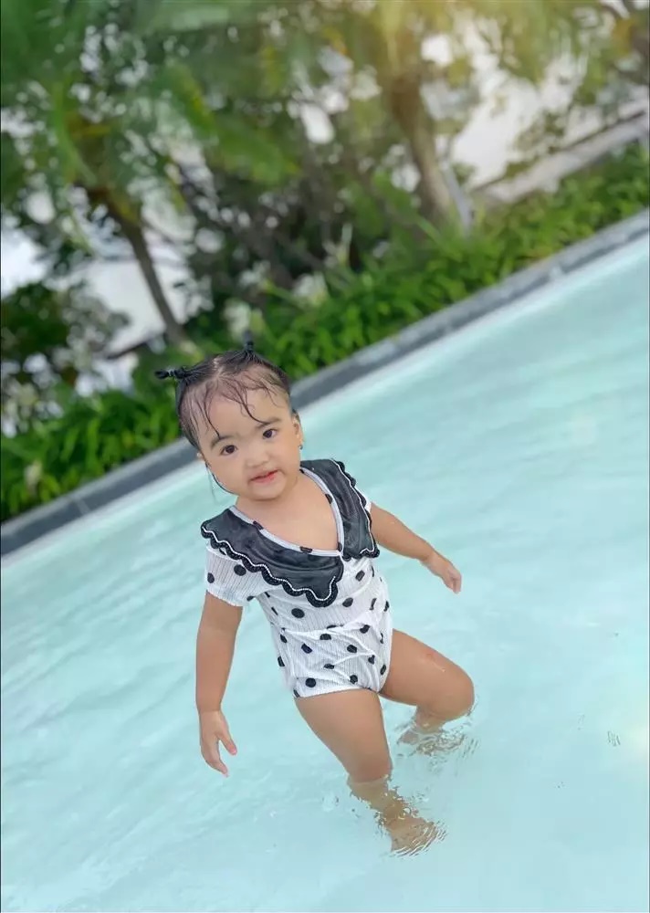 Mới 2 tuổi, con gái Mạc Văn Khoa đã sở hữu cả tủ đồ bơi cực yêu, thả dáng như người mẫu nhí - Ảnh 12