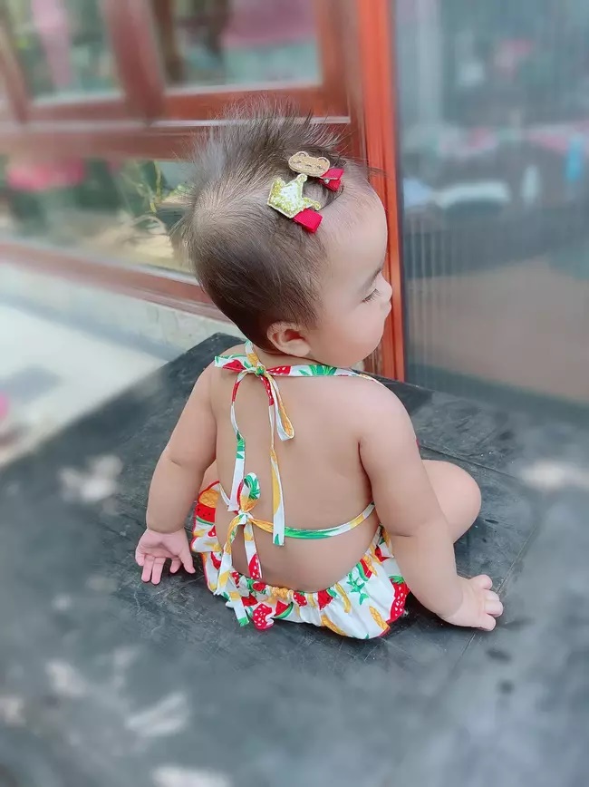 Mới 2 tuổi, con gái Mạc Văn Khoa đã sở hữu cả tủ đồ bơi cực yêu, thả dáng như người mẫu nhí - Ảnh 2