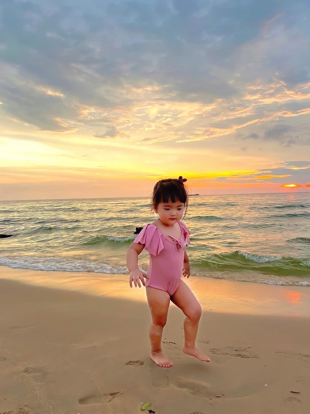 Mới 2 tuổi, con gái Mạc Văn Khoa đã sở hữu cả tủ đồ bơi cực yêu, thả dáng như người mẫu nhí - Ảnh 10