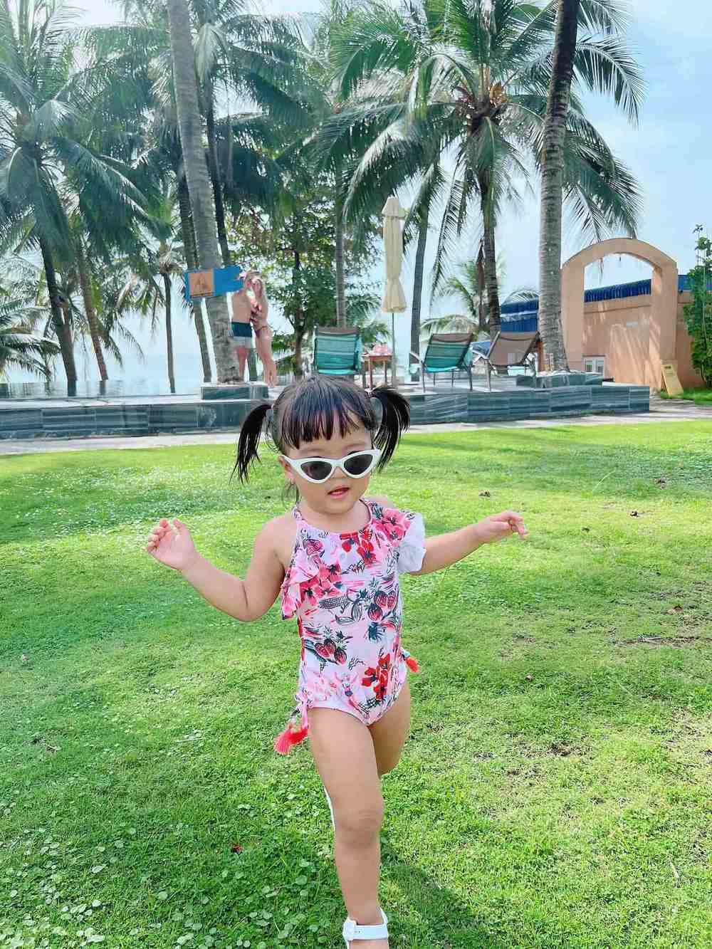 Mới 2 tuổi, con gái Mạc Văn Khoa đã sở hữu cả tủ đồ bơi cực yêu, thả dáng như người mẫu nhí - Ảnh 13