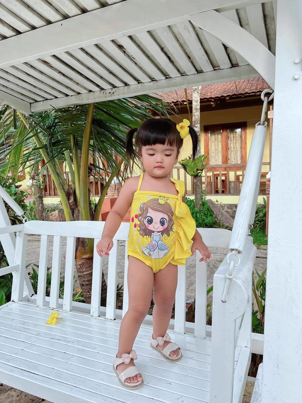 Mới 2 tuổi, con gái Mạc Văn Khoa đã sở hữu cả tủ đồ bơi cực yêu, thả dáng như người mẫu nhí - Ảnh 14