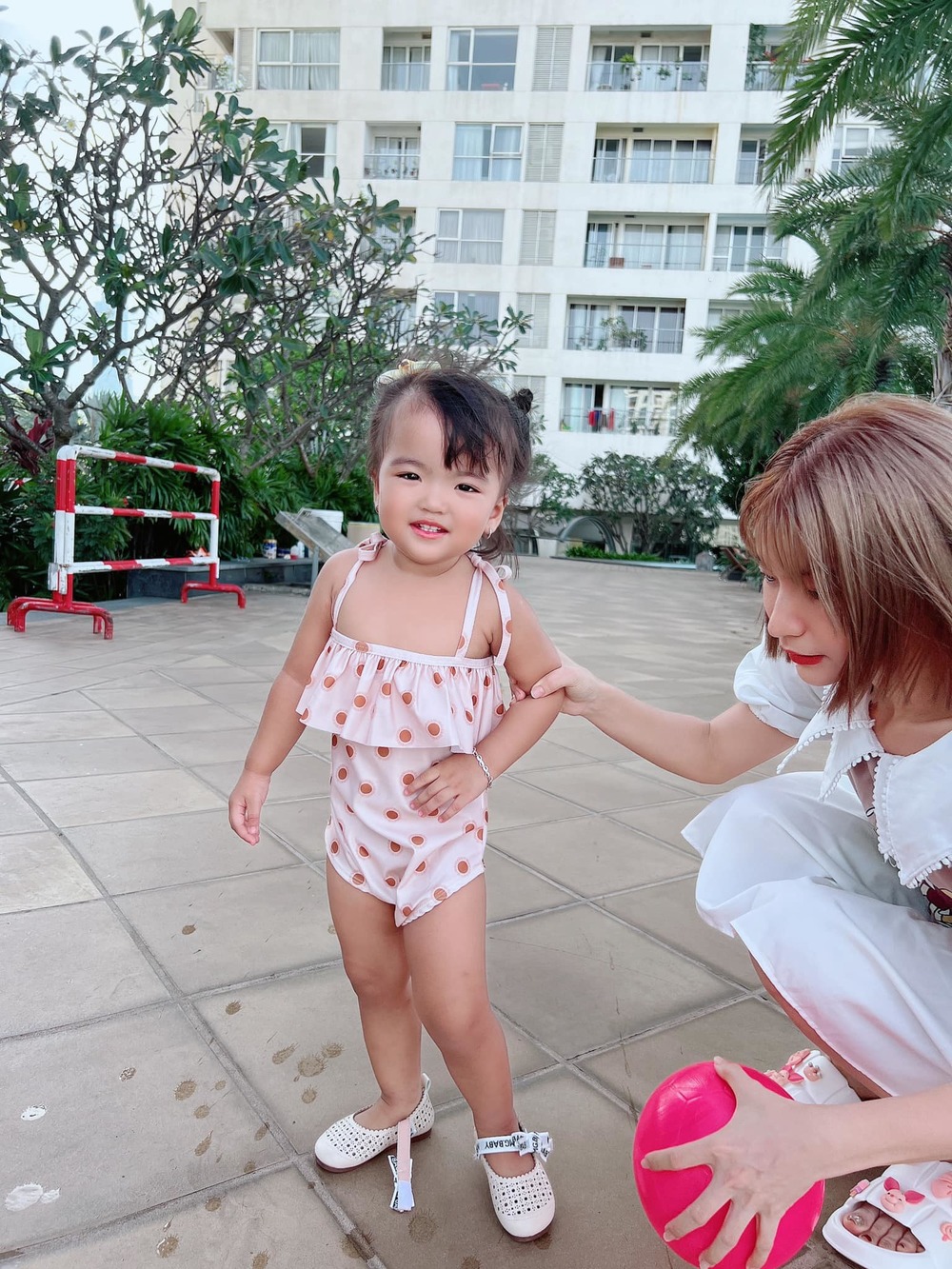 Mới 2 tuổi, con gái Mạc Văn Khoa đã sở hữu cả tủ đồ bơi cực yêu, thả dáng như người mẫu nhí - Ảnh 15