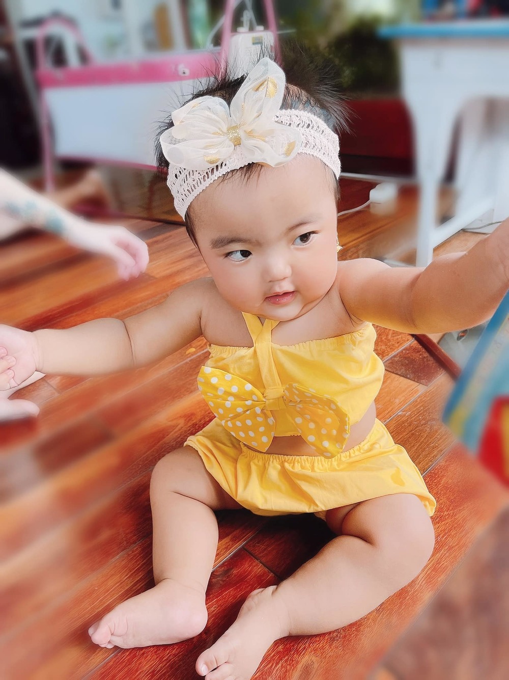 Mới 2 tuổi, con gái Mạc Văn Khoa đã sở hữu cả tủ đồ bơi cực yêu, thả dáng như người mẫu nhí - Ảnh 3