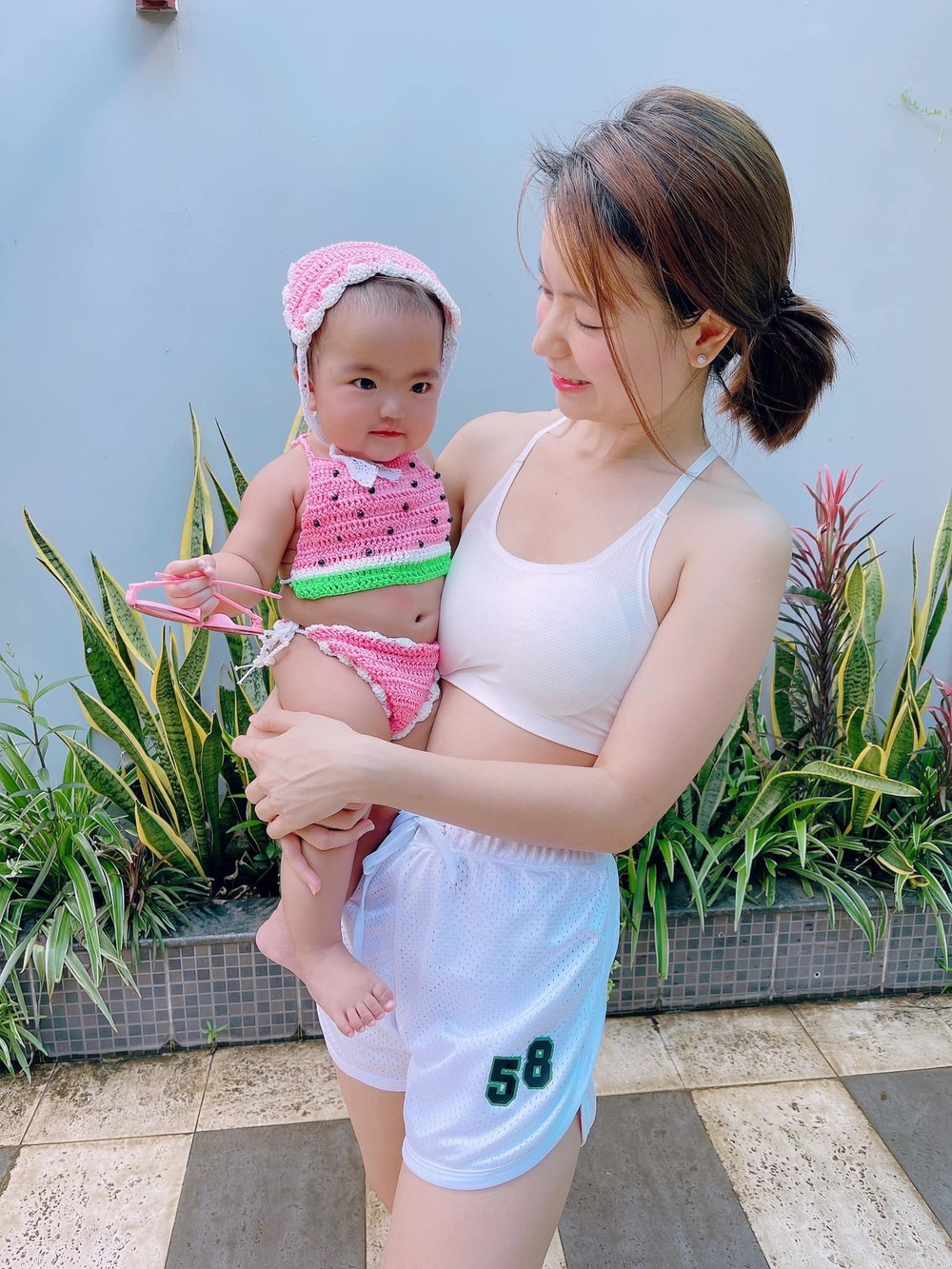 Mới 2 tuổi, con gái Mạc Văn Khoa đã sở hữu cả tủ đồ bơi cực yêu, thả dáng như người mẫu nhí - Ảnh 4