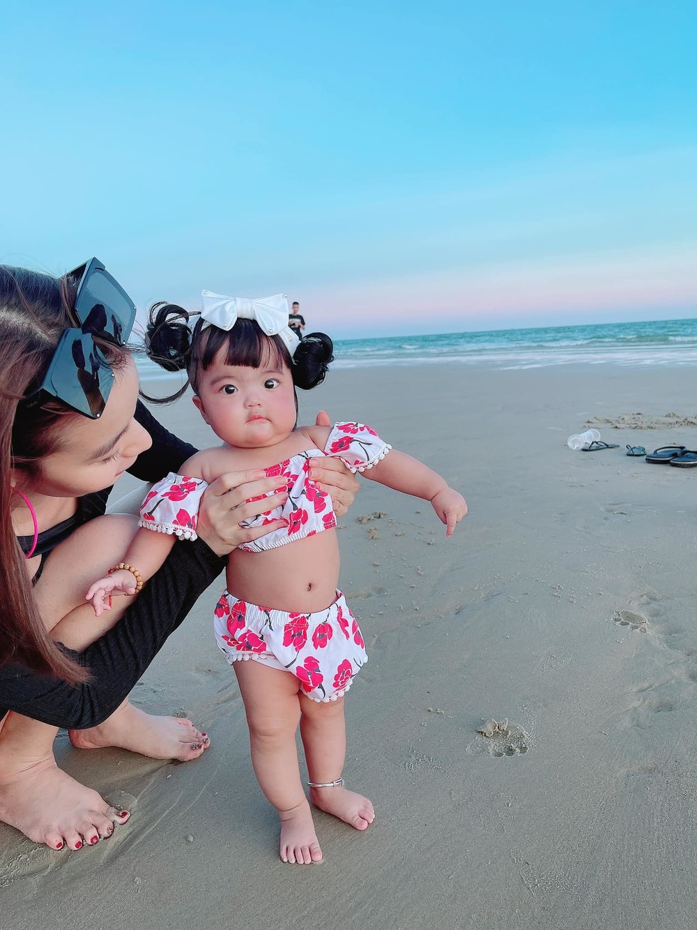 Mới 2 tuổi, con gái Mạc Văn Khoa đã sở hữu cả tủ đồ bơi cực yêu, thả dáng như người mẫu nhí - Ảnh 5