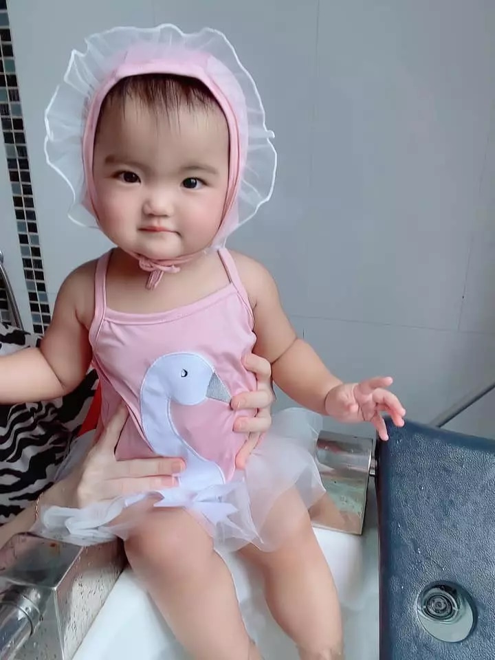 Mới 2 tuổi, con gái Mạc Văn Khoa đã sở hữu cả tủ đồ bơi cực yêu, thả dáng như người mẫu nhí - Ảnh 6