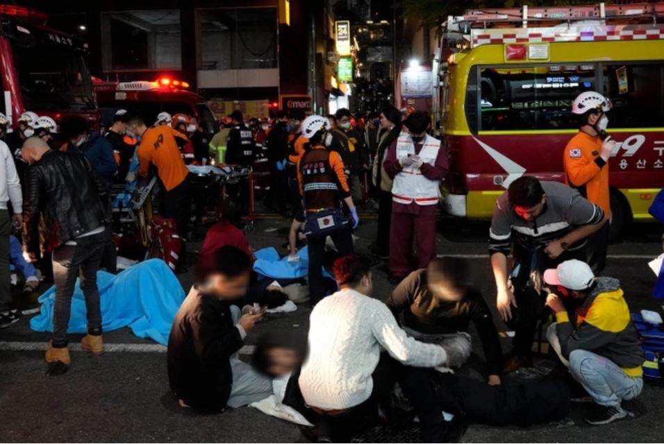 Tuyệt vọng trước thảm kịch giẫm đạp Itaewon, người Hàn Quốc đổ xô tham gia các lớp học sơ cứu và hồi sức tim phổi - Ảnh 1