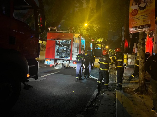 Hà Nội: Cháy nhà ở phố Tông Đản, đội PCCC phá song sắt cửa sổ giải cứu 1 người phụ nữ thành công  - Ảnh 1