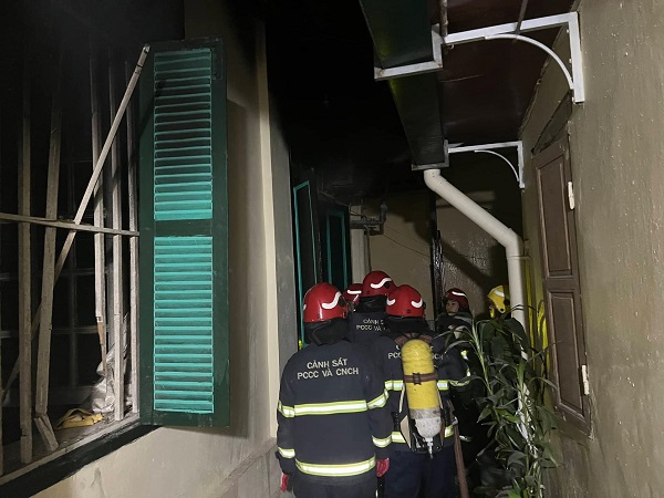 Hà Nội: Cháy nhà ở phố Tông Đản, đội PCCC phá song sắt cửa sổ giải cứu 1 người phụ nữ thành công  - Ảnh 2