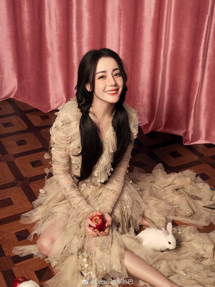 Địch Lệ Nhiệt Ba hóa nàng công chúa ngọt ngào cùng bầy thỏ trắng đón mừng năm mới - Ảnh 2