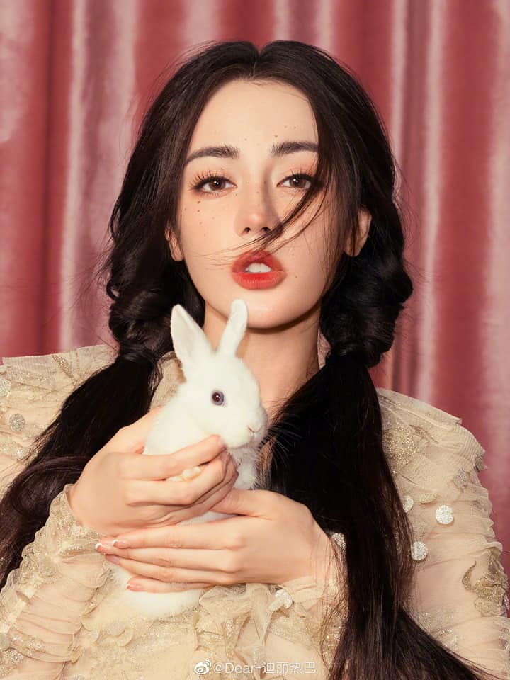Địch Lệ Nhiệt Ba hóa nàng công chúa ngọt ngào cùng bầy thỏ trắng đón mừng năm mới - Ảnh 4