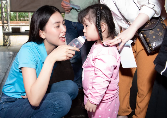 Hoa hậu Trần Tiểu Vy có hành động ý nghĩa hỗ trợ công nhân về quê đón Tết - Ảnh 3