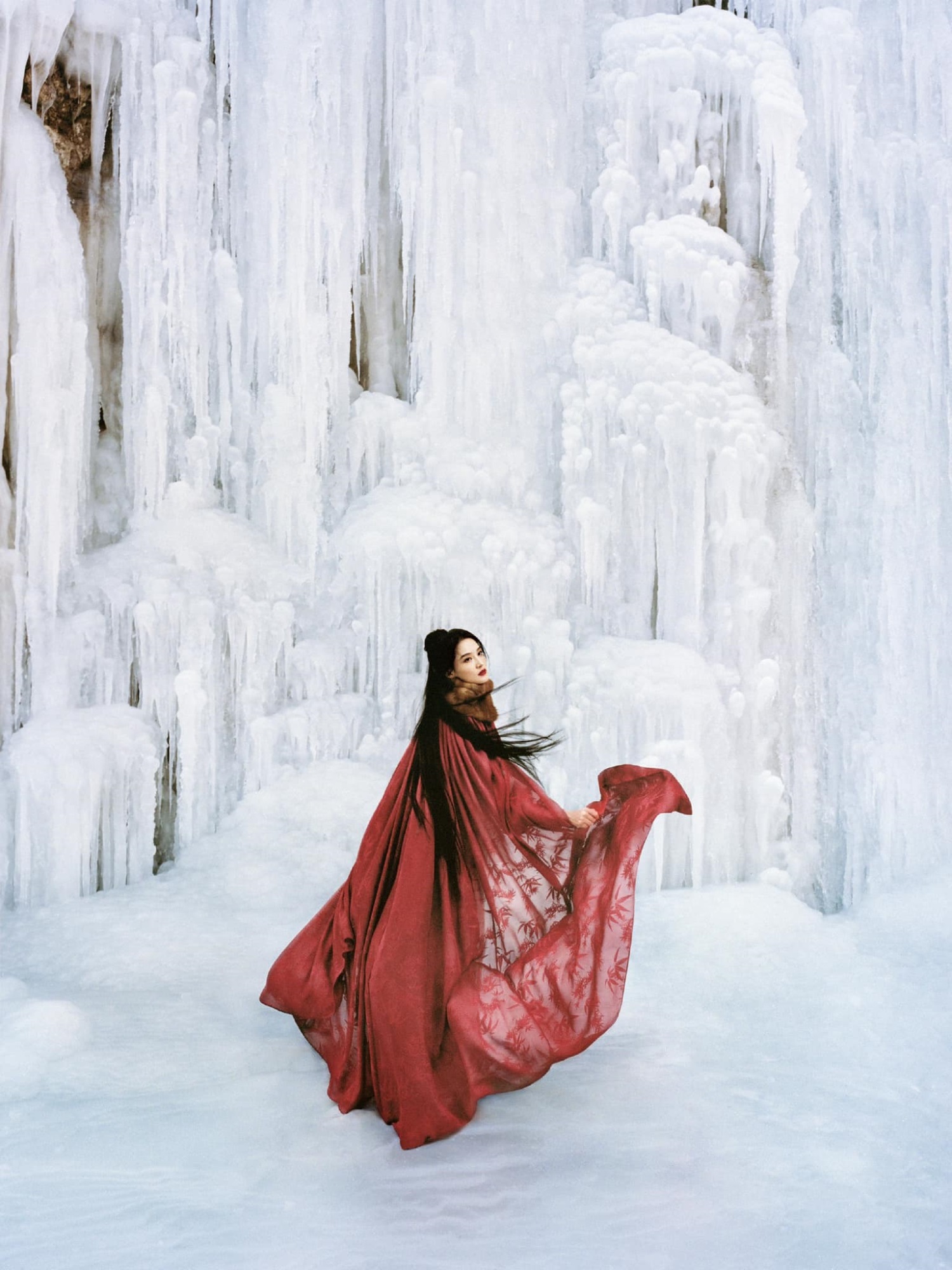 Loạt ảnh mừng năm mới của Lý Thấm 'đẹp hút hồn' giữa trời tuyết trắng  - Ảnh 4