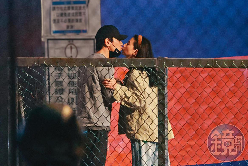 Nhân diệp tết sắp tới gần, vợ chồng Cao Viên Viên khiến fan phát sốt với hành động hôn nhau trên phố  - Ảnh 1