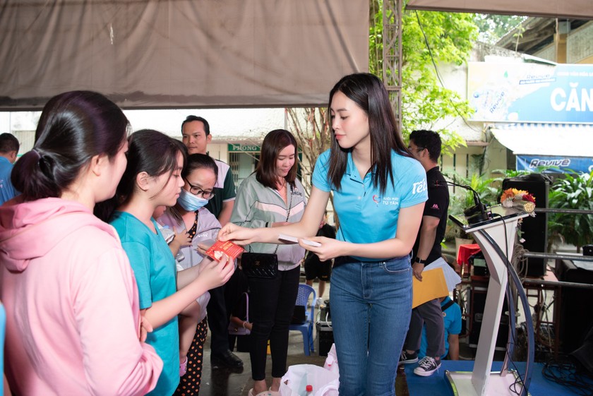 Hoa hậu Trần Tiểu Vy có hành động ý nghĩa hỗ trợ công nhân về quê đón Tết - Ảnh 5