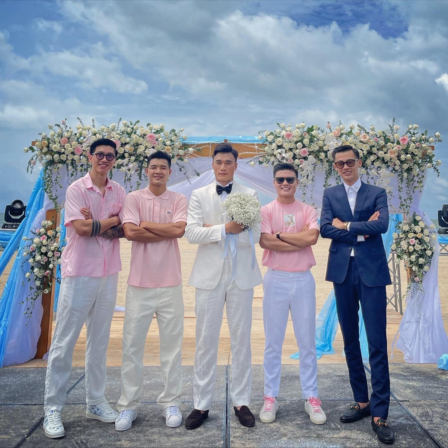 HOT: Thủ môn Bùi Tiến Dũng tổ chức đám cưới với bạn gái Tây, dàn tuyển thủ Việt Nam đều góp mặt chung vui - Ảnh 4