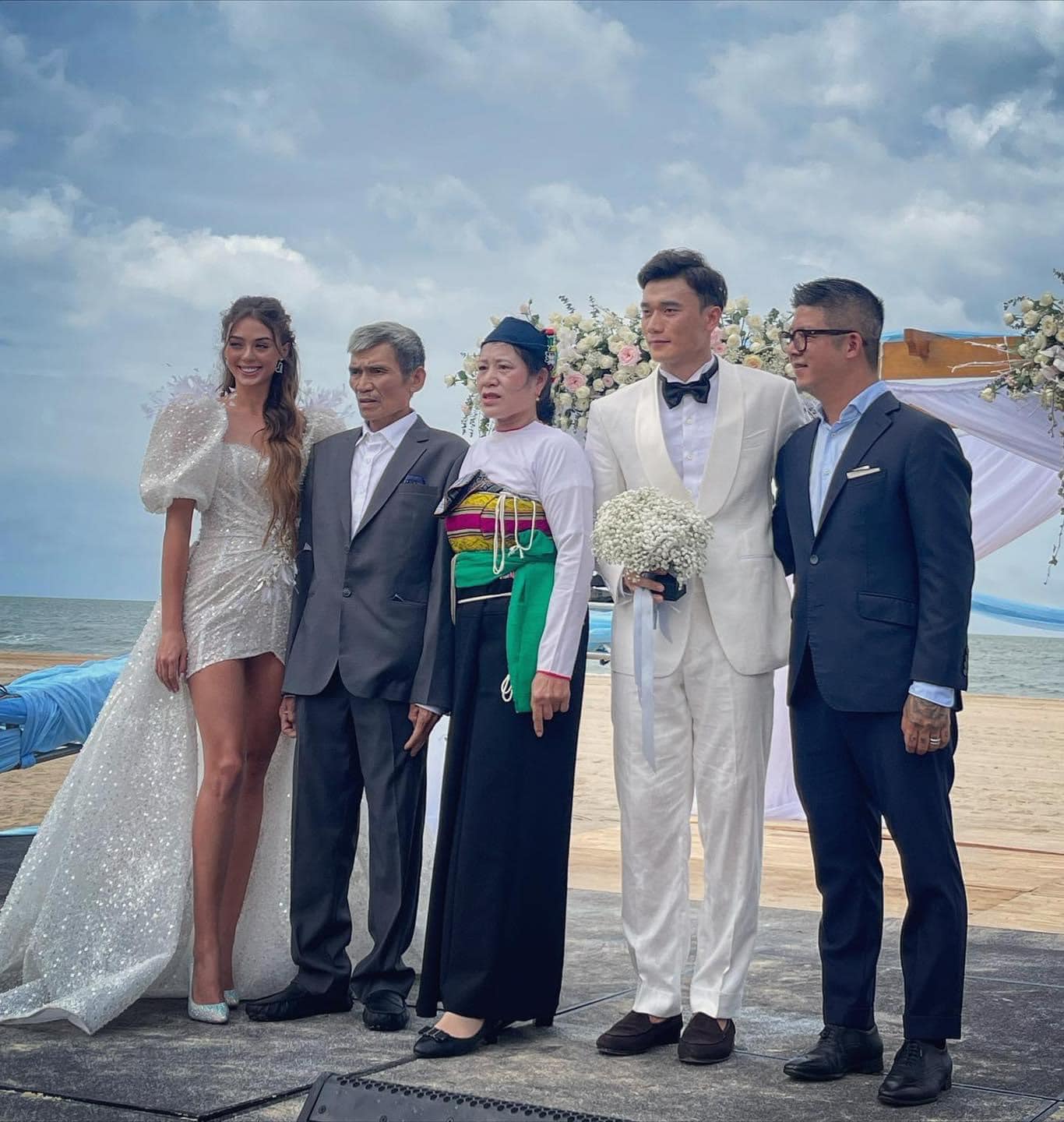 HOT: Thủ môn Bùi Tiến Dũng tổ chức đám cưới với bạn gái Tây, dàn tuyển thủ Việt Nam đều góp mặt chung vui - Ảnh 2