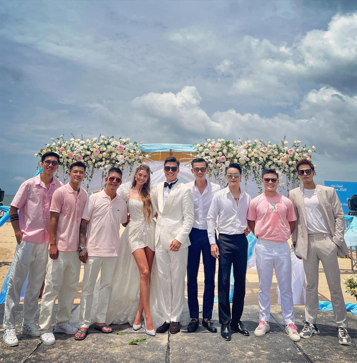 HOT: Thủ môn Bùi Tiến Dũng tổ chức đám cưới với bạn gái Tây, dàn tuyển thủ Việt Nam đều góp mặt chung vui - Ảnh 1