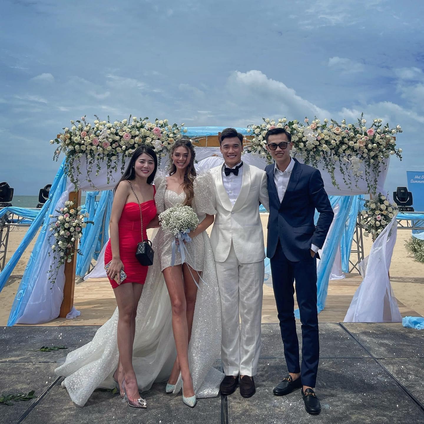 HOT: Thủ môn Bùi Tiến Dũng tổ chức đám cưới với bạn gái Tây, dàn tuyển thủ Việt Nam đều góp mặt chung vui - Ảnh 3