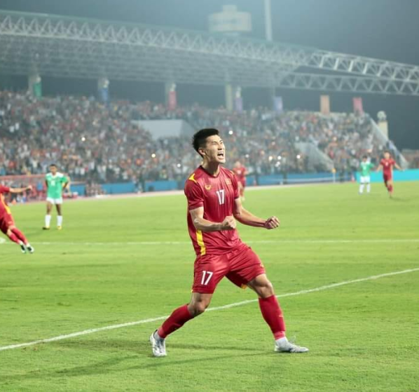 Nhâm Mạnh Dũng ghi bàn giúp U23 Việt Nam giành HCV SEA Games 31: Cao 1m81, trên sân dũng mãnh ngoài đời đẹp trai! - Ảnh 1