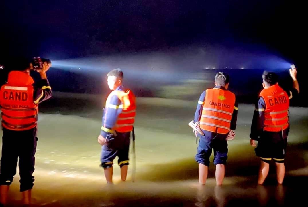 Lật thuyền thúng giữa đêm ở biển Cửa Lò, 2 thanh niên mất tích: Công tác tìm kiếm rất khó khăn - Ảnh 1