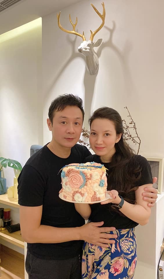 MC Anh Tuấn và vợ kém 14 tuổi đón con gái chào đời đúng mồng 2 Tết - Ảnh 1