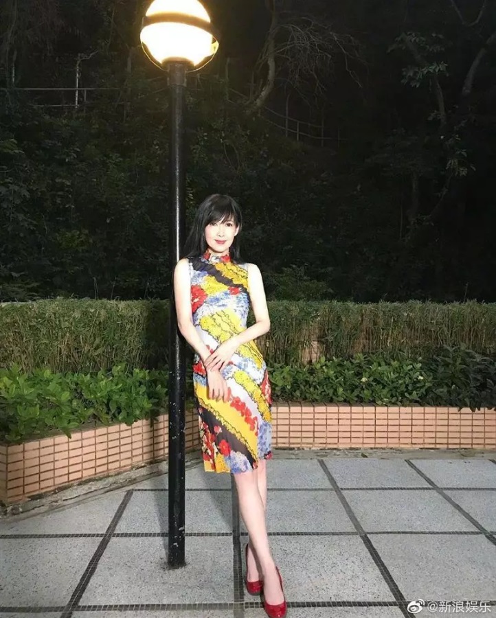 'Ngọc nữ' Hong Kong Châu Huệ Mẫn diện váy từ 30 năm trước, sắc vóc U60 gây chú ý - Ảnh 2