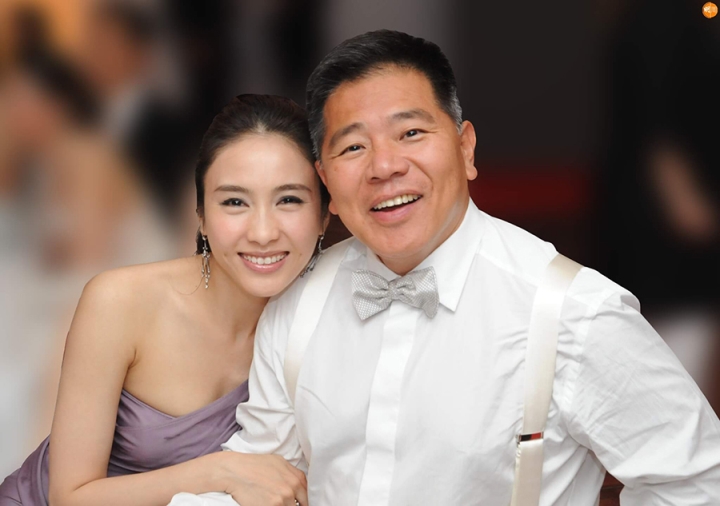 14 năm chuyện tình cổ tích của 'đệ nhất mỹ nhân TVB' Lê Tư và tỷ phú tàn tật - Ảnh 1