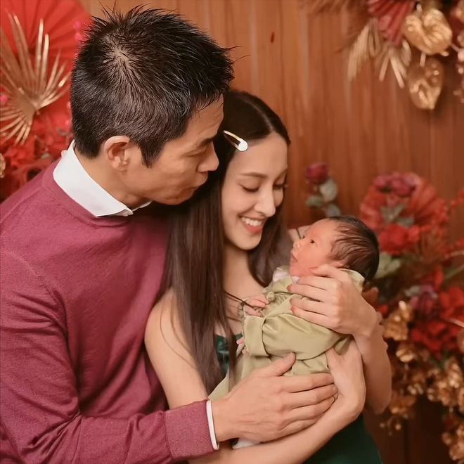Nhân dịp đầu năm mới, vợ chồng Trịnh Gia Dĩnh khoe ảnh cận mặt con trai mới sinh - Ảnh 1