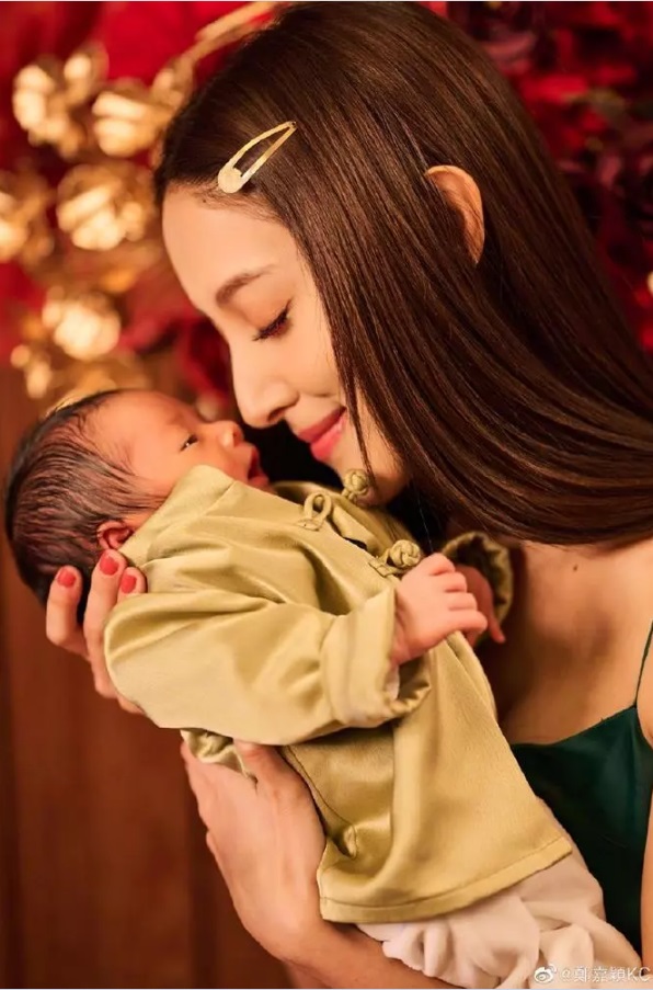 Nhân dịp đầu năm mới, vợ chồng Trịnh Gia Dĩnh khoe ảnh cận mặt con trai mới sinh - Ảnh 3