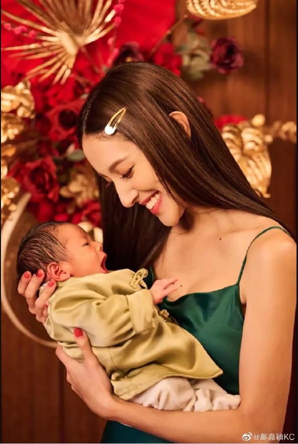 Nhân dịp đầu năm mới, vợ chồng Trịnh Gia Dĩnh khoe ảnh cận mặt con trai mới sinh - Ảnh 4