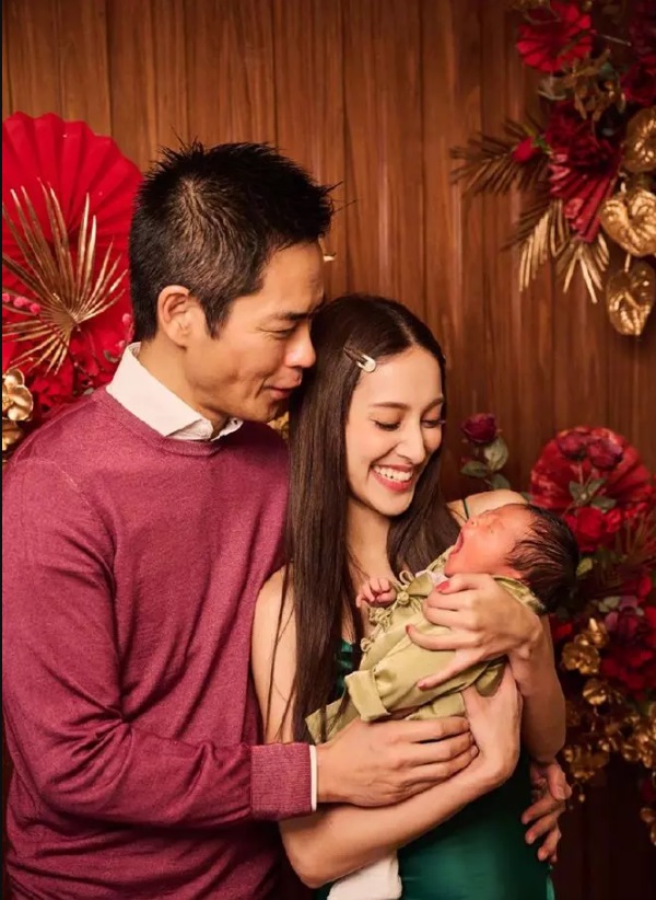 Nhân dịp đầu năm mới, vợ chồng Trịnh Gia Dĩnh khoe ảnh cận mặt con trai mới sinh - Ảnh 2