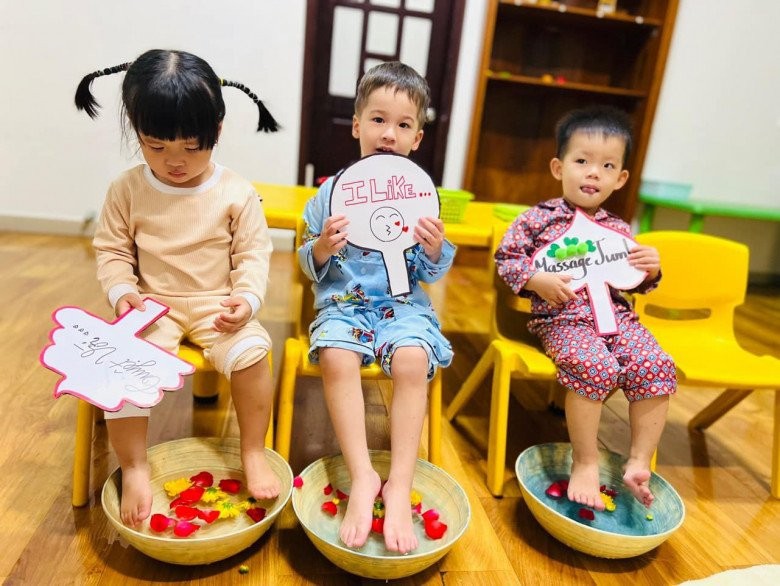 Em bé Việt gây sốt vì được cả Á hậu và đặc vụ Mỹ cắt móng chân, sau 1 năm ngoại hình khác lạ, nói 2 thứ tiếng khiến nhiều người bất ngờ - Ảnh 10