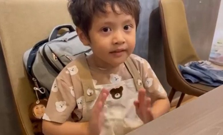 Sau vài tháng chạy chữa đủ đường do 3 tuổi vẫn chưa thể gọi 'mẹ', con trai Thanh Thúy - Đức Thịnh tiến bộ rõ rệt khiến cộng đồng mạng vui lây - Ảnh 9