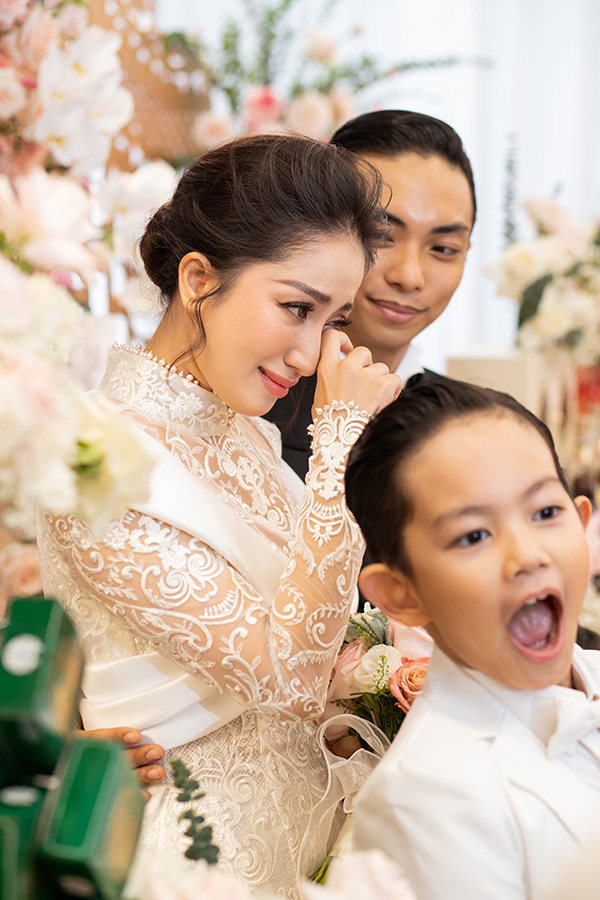 Hậu đám cưới viên mãn với Phan Hiển, Khánh Thi bất ngờ hối hận: 'Chẳng lẽ vì đám cưới ta lộ ra là một người tham danh vọng hay một người giả tạo?'  - Ảnh 2