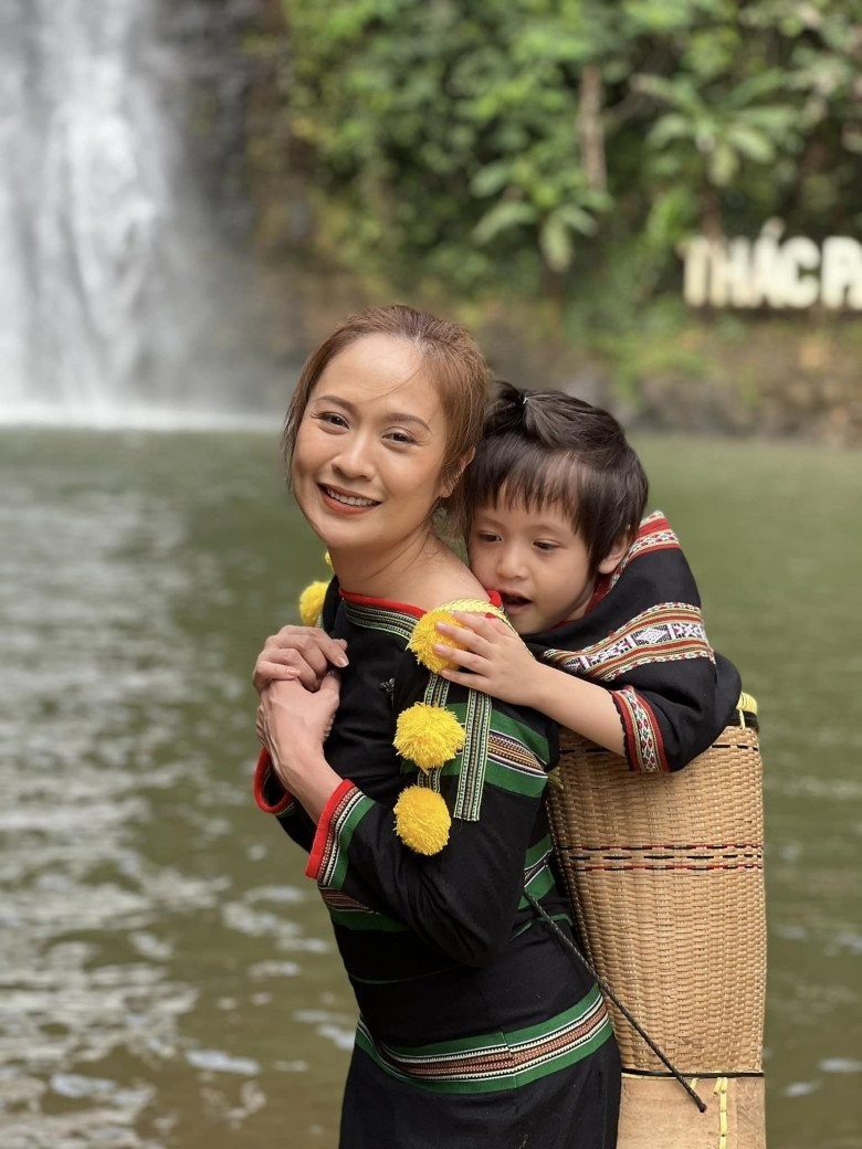 Sau vài tháng chạy chữa đủ đường do 3 tuổi vẫn chưa thể gọi 'mẹ', con trai Thanh Thúy - Đức Thịnh tiến bộ rõ rệt khiến cộng đồng mạng vui lây - Ảnh 5