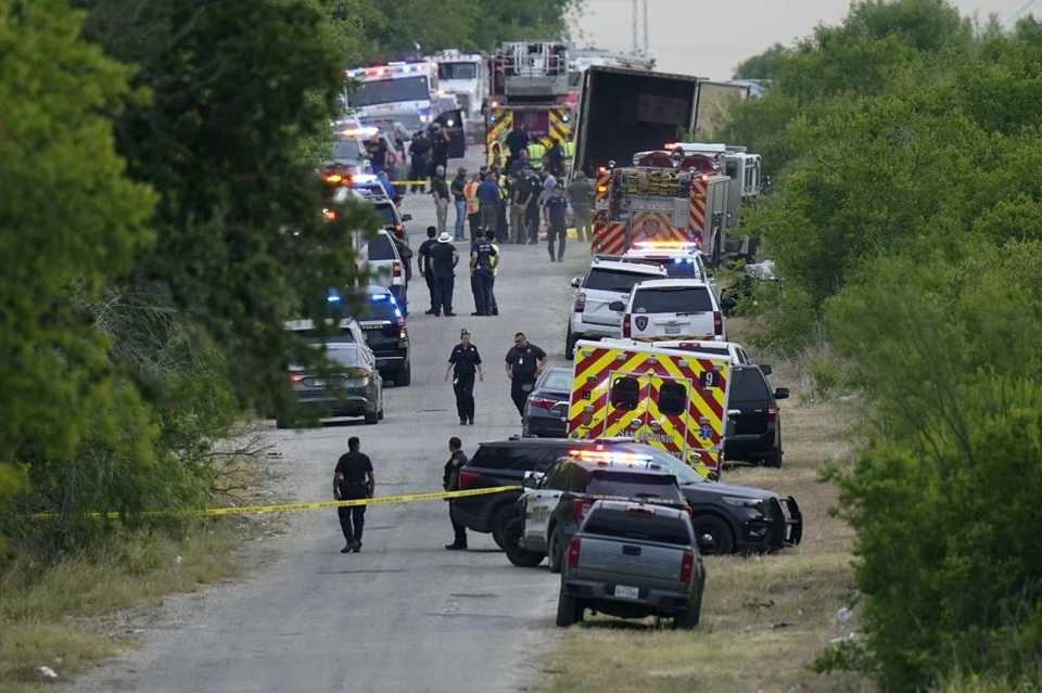 Hãi hùng phát hiện ít nhất 46 thi thể di cư trái phép trong chiếc xe container ở Mỹ  - Ảnh 2