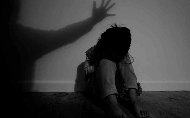 Xót xa: Hai chị em ở nhà một mình, bé gái 8 tuổi nghi bị đối tượng lạ bịt kín mặt xông vào nhà xâm hại - Ảnh 1