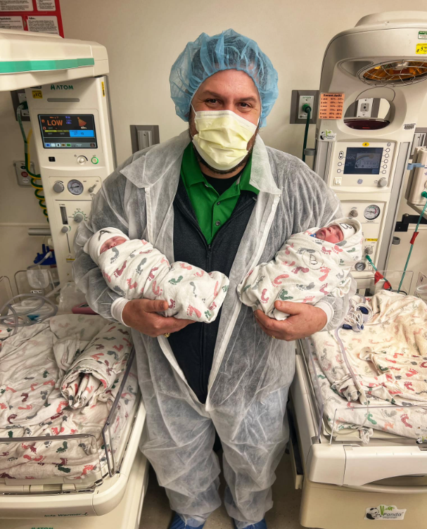 Bất ngờ với hai em bé sinh đôi ở Texas chào đời vào 2 khoảnh khắc chuyển giao năm mới 2022 - 2023 đầu tiên trên thế giới - Ảnh 3