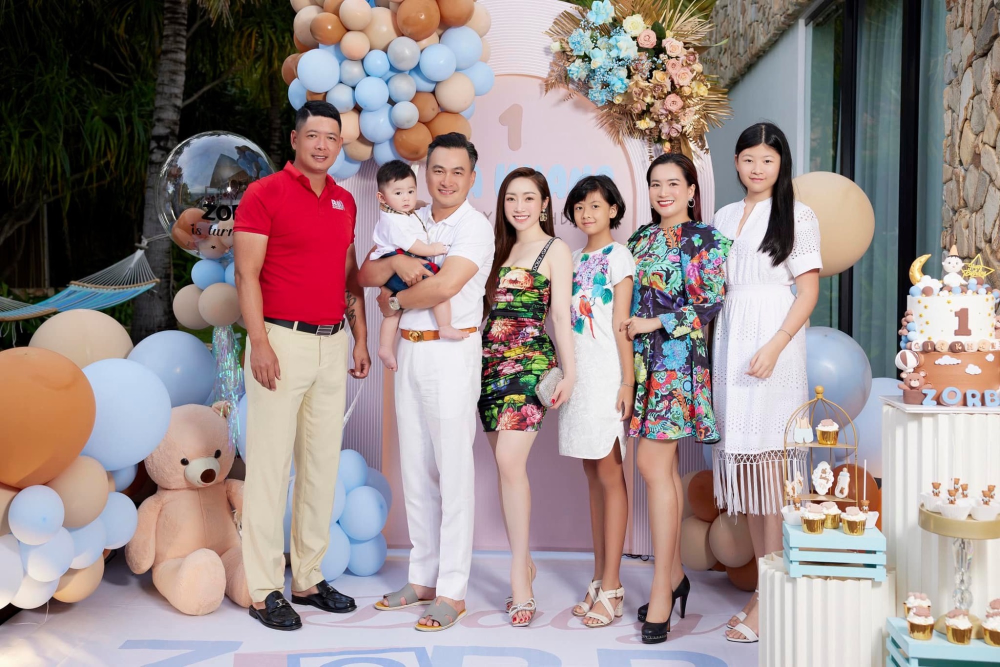 Vợ chồng Chi Bảo 'mạnh tay' tổ chức sinh nhật hoành tráng cho quý tử và màn lộ diện trọn vẹn dung mạo của con trai Bảo Thy - Ảnh 2