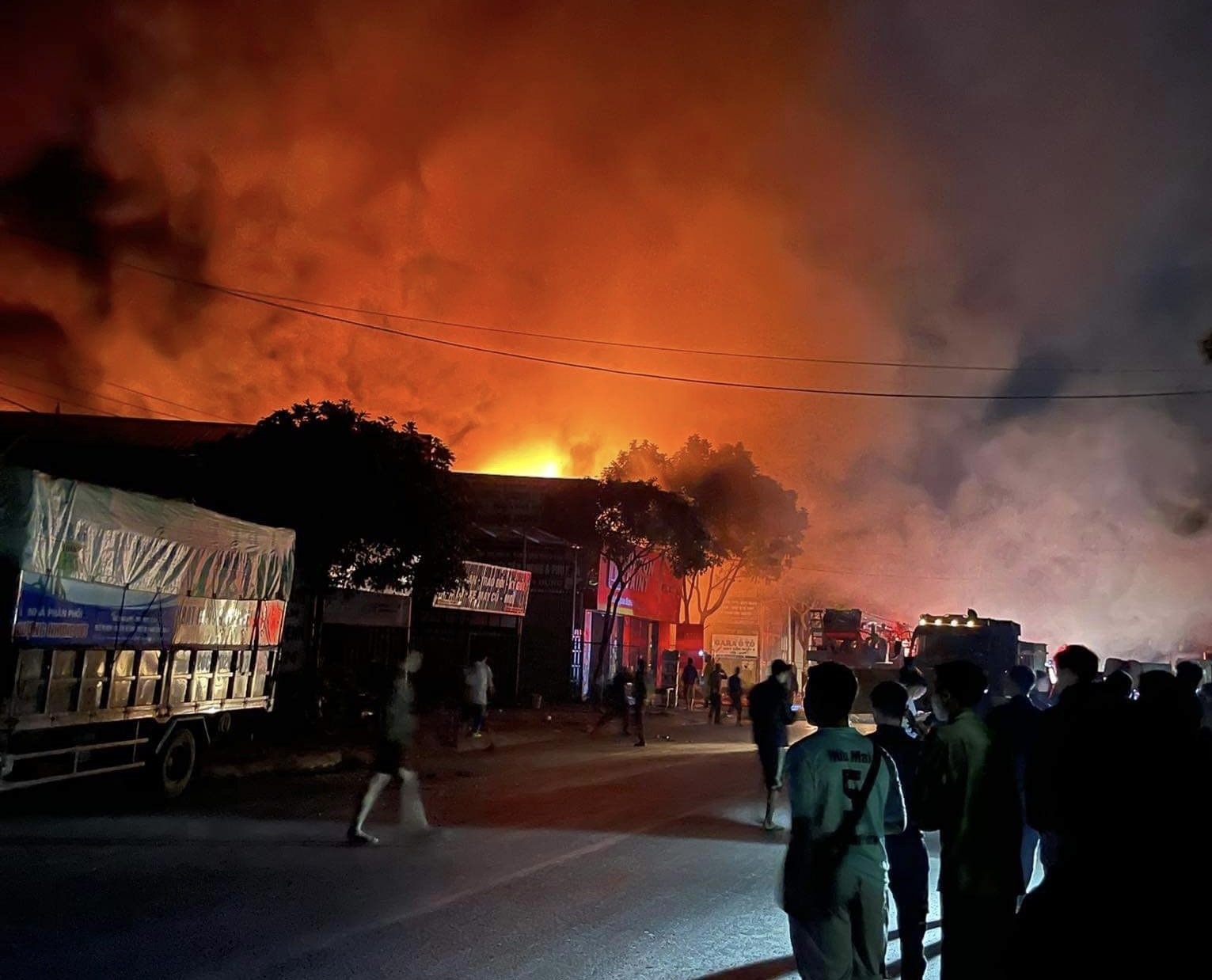 Hiện trường đám cháy lớn thiêu rụi kho hàng hàng chục tỷ đồng tại Sơn La: 80 cán bộ chiến sĩ nỗ lực khống chế ngọn lửa - Ảnh 5