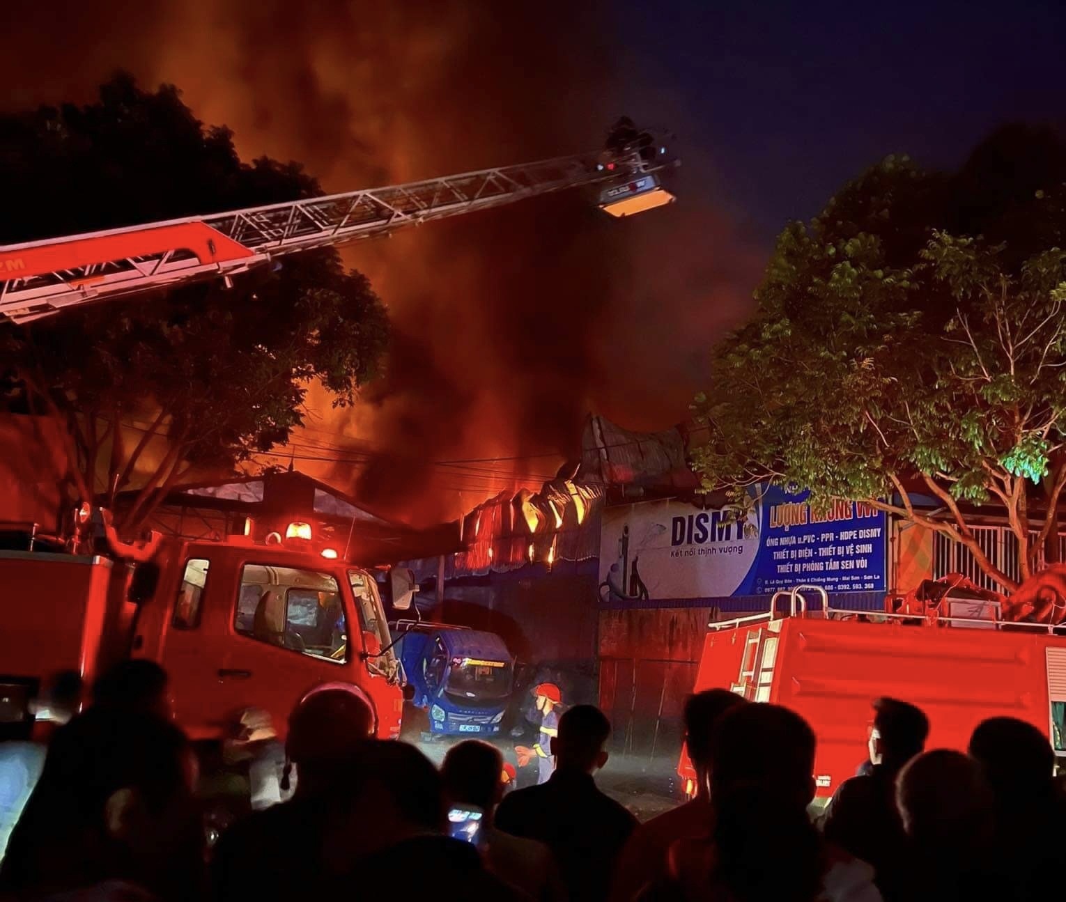 Hiện trường đám cháy lớn thiêu rụi kho hàng hàng chục tỷ đồng tại Sơn La: 80 cán bộ chiến sĩ nỗ lực khống chế ngọn lửa - Ảnh 4