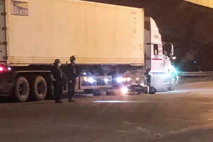 Va chạm mạnh với xe container, 2 thanh niên bị cuốn gầm xe tử vong tại chỗ ở TP. Thủ Đức  - Ảnh 1