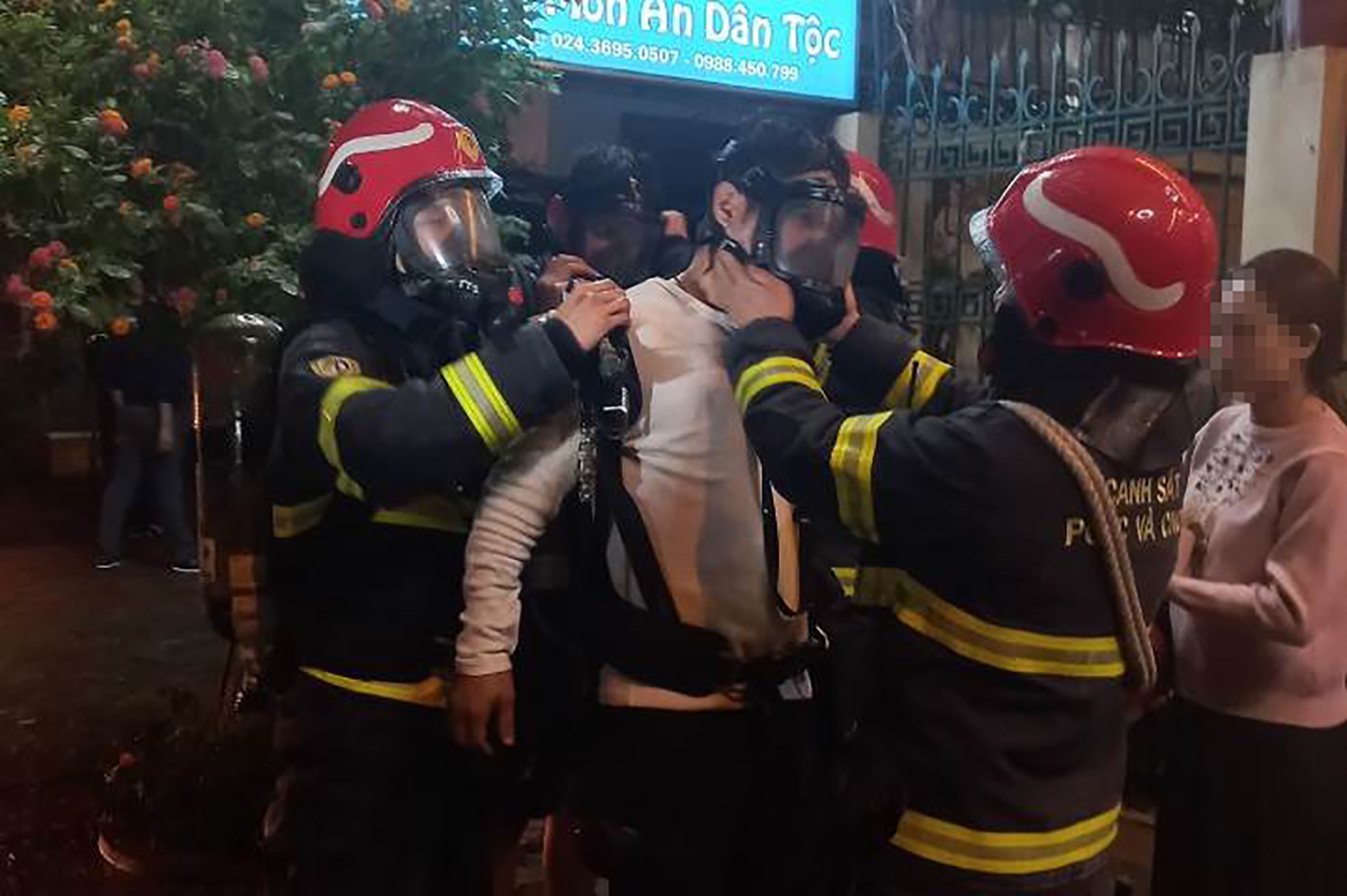 Hiện trường vụ cháy quán massage ở Hà Nội: Giải cứu thành công 6 người mắc kẹt trên tầng thượng - Ảnh 3