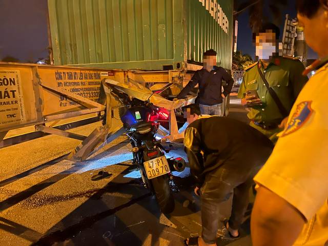 TP.HCM: Tai nạn giao thông kinh hoàng, thi thể nạn nhân dính chặt xe container - Ảnh 3