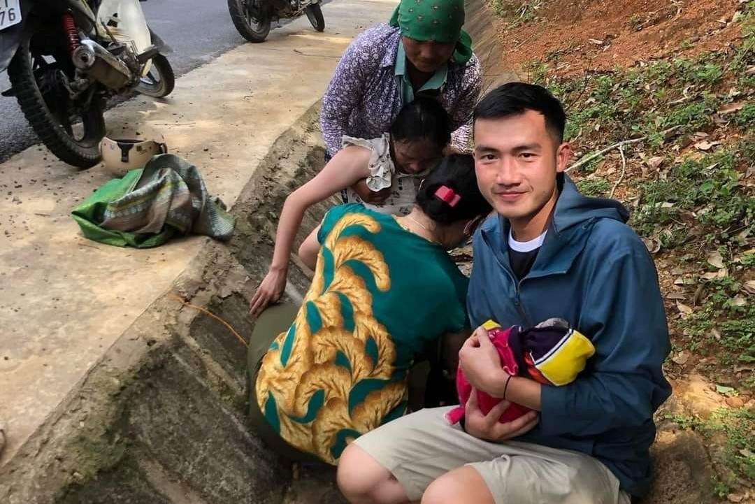 Nghệ An: Bất ngờ chuyển dạ giữa đường rừng 15 km, nhóm trai làng giúp đỡ sản phụ ‘vượt cạn’, đón thiên thần nhỏ nặng hơn 4kg - Ảnh 3
