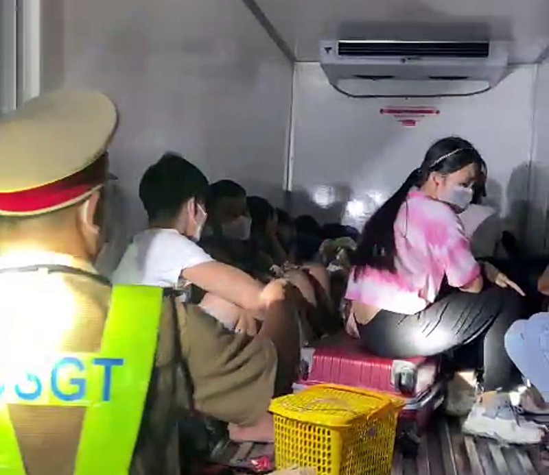 Phát hiện 15 người bị nhét trong xe đông lạnh ở Bình Thuận để 'thông chốt', có cả trẻ em: Người vã mồ hôi, kẻ khó thở - Ảnh 2