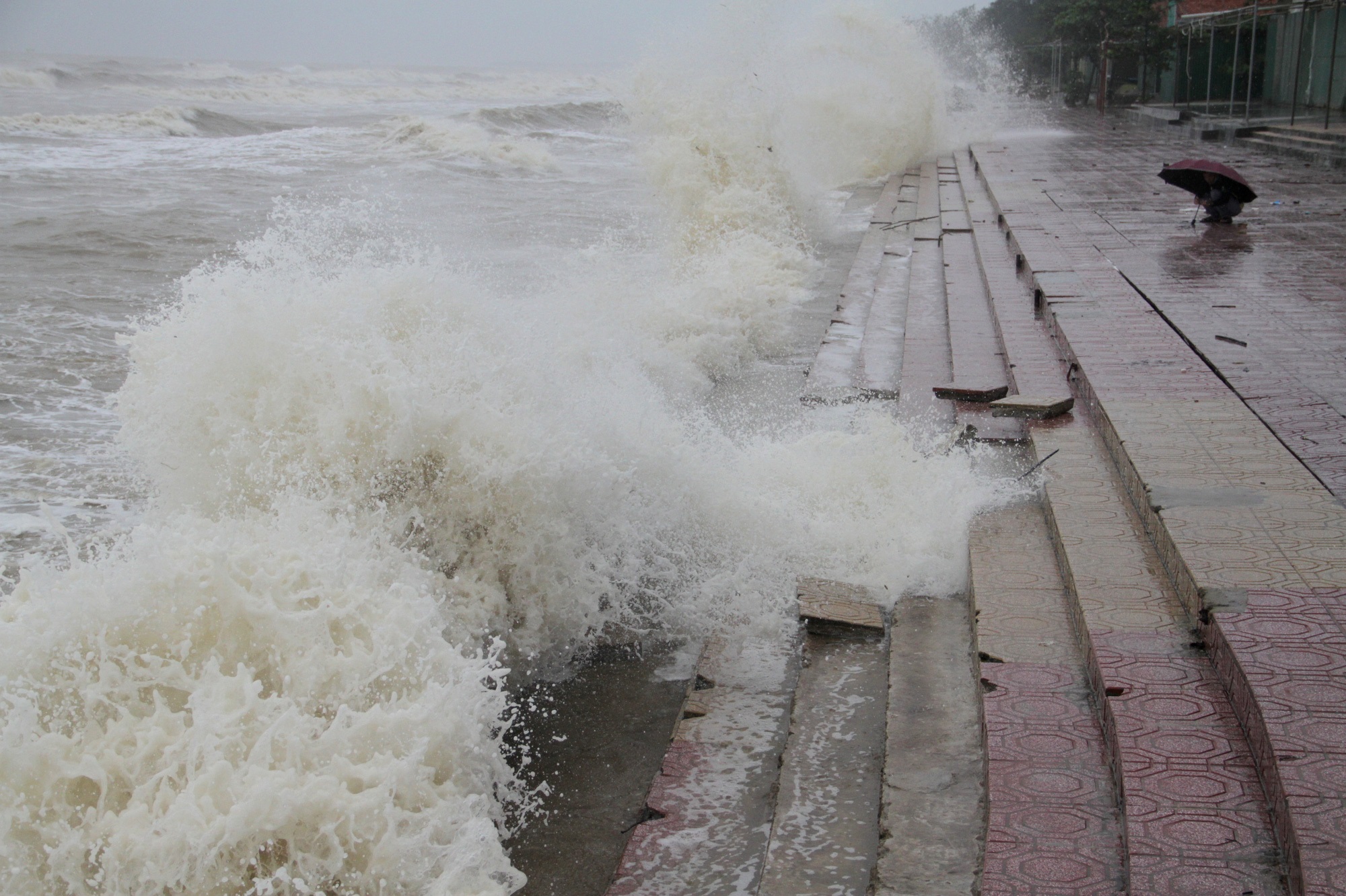 Bão số 8: Sóng cao 5m đang đánh vào bờ biển Nghệ An, hàng trăm khối đất đá sạt lở, đổ xuống quốc lộ - Ảnh 1
