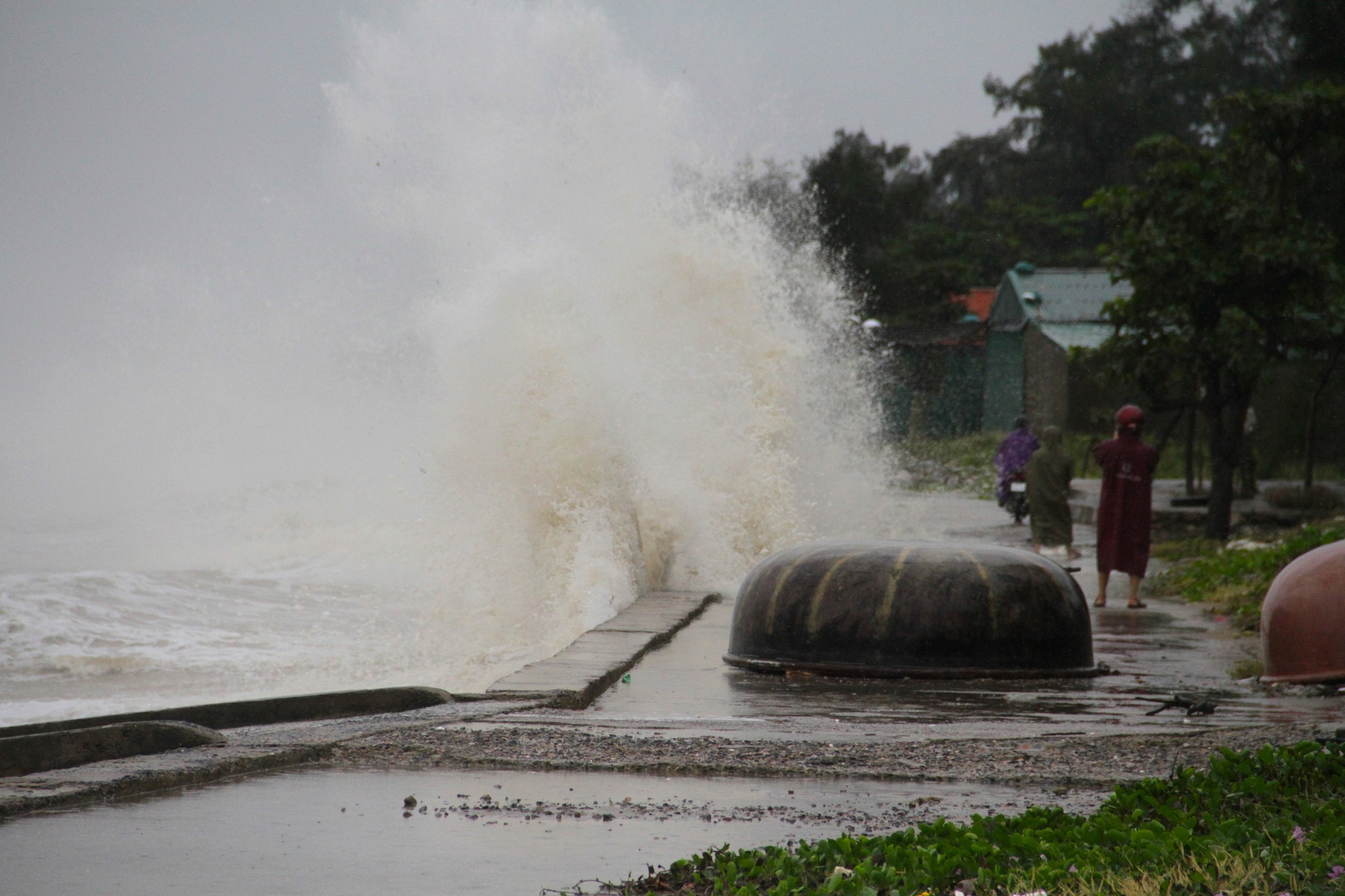 Bão số 8: Sóng cao 5m đang đánh vào bờ biển Nghệ An, hàng trăm khối đất đá sạt lở, đổ xuống quốc lộ - Ảnh 3